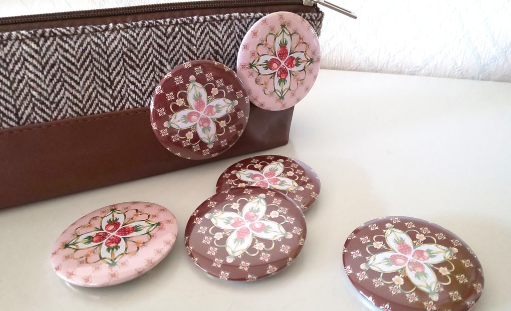 イチゴ紋様缶バッジ