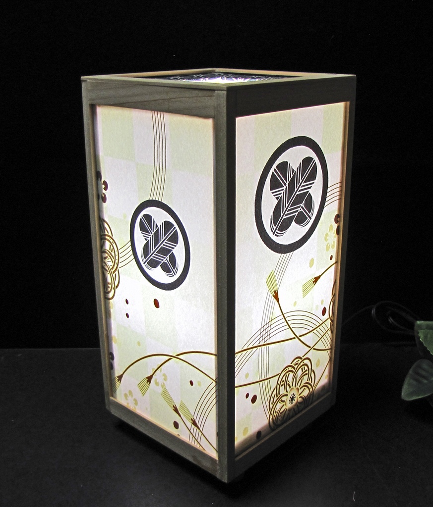 夢明り 家紋の宿り木/丸に違い鷹の羽 LED・桧枠造り・厚上質紙張貼・軽量/04-04