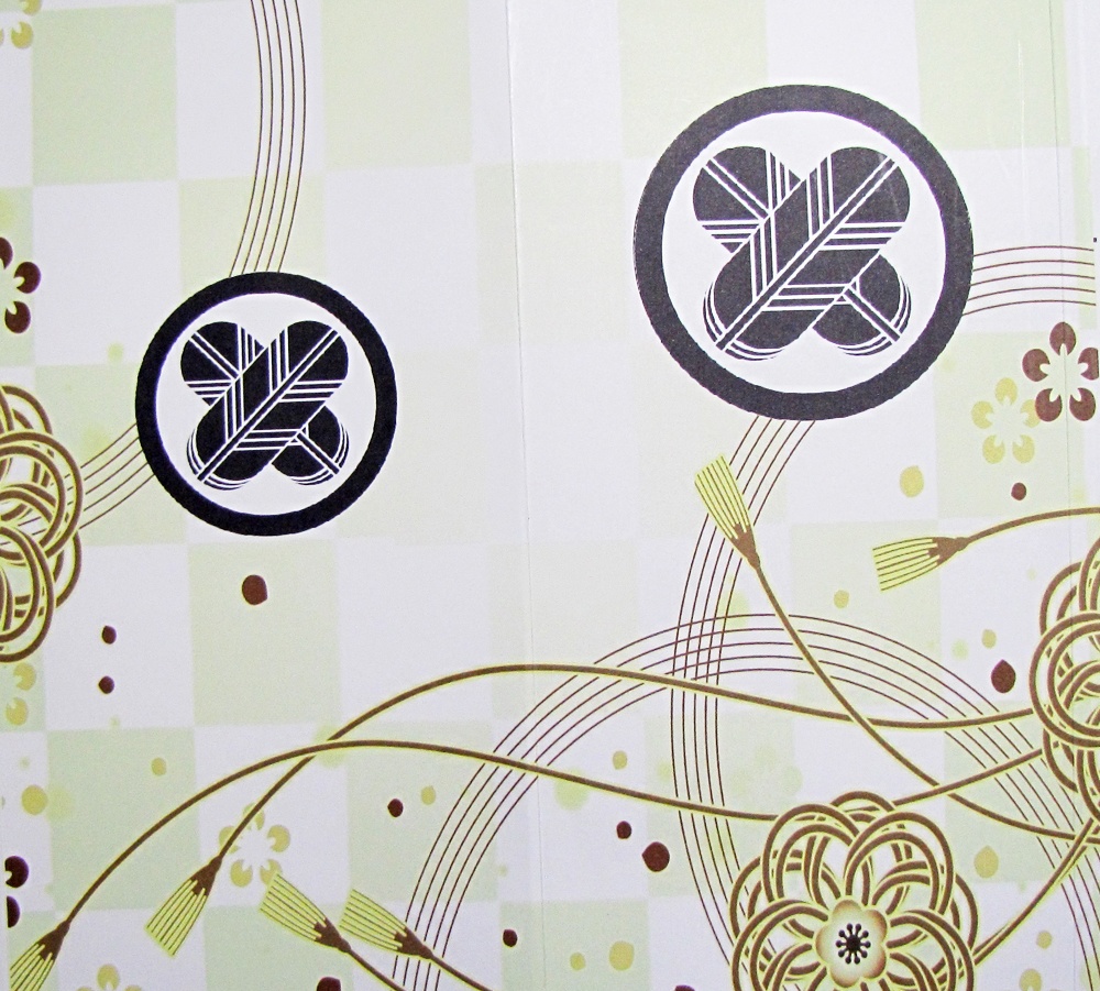 夢明り 家紋の宿り木/丸に違い鷹の羽 LED・桧枠造り・厚上質紙張貼・軽量/04-04