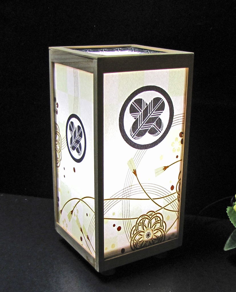 夢明り 家紋の宿り木/丸に違い鷹の羽 LED・桧枠造り・厚上質紙張貼・軽量/04-04