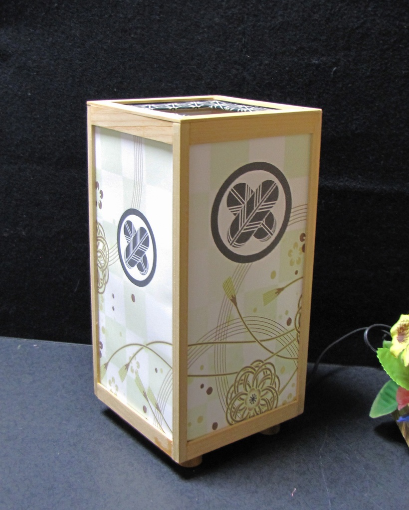 夢明り 家紋の宿り木/丸に違い鷹の羽 LED・桧枠造り・厚上質紙張貼・軽量/04-04