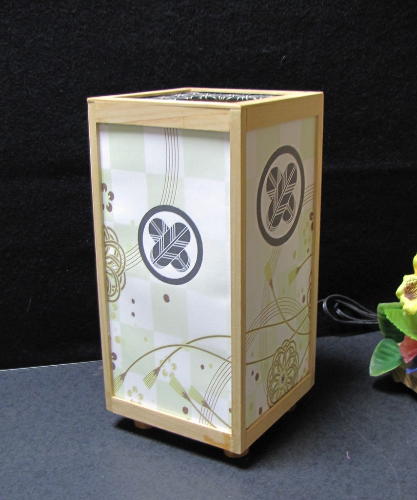 夢明り 家紋の宿り木/丸に違い鷹の羽 LED・桧枠造り・厚上質紙張貼・軽量/04-04