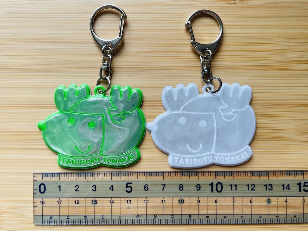 暗い夜道はピカピカのトナカイさんが役に立つのさ 反射板チャーム