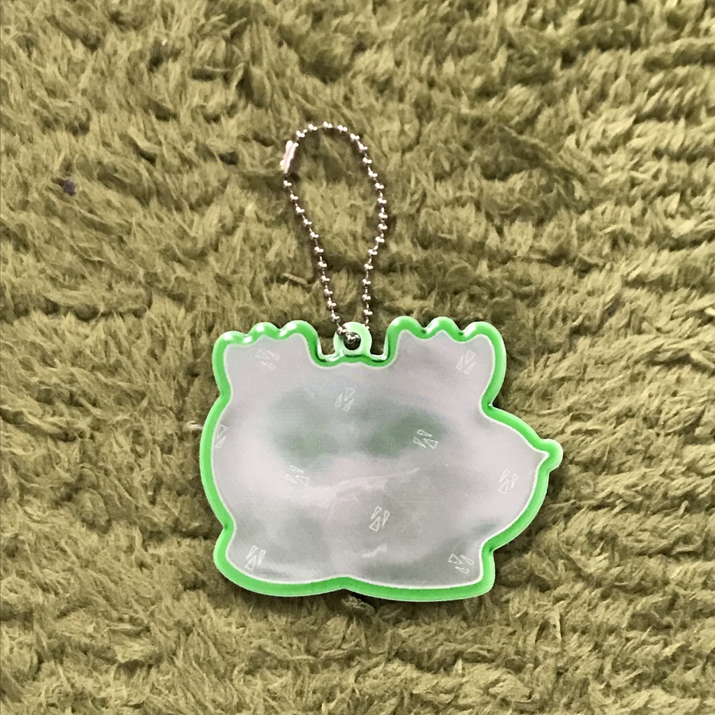 暗い夜道はピカピカのトナカイさんが役に立つのさ 反射板チャーム