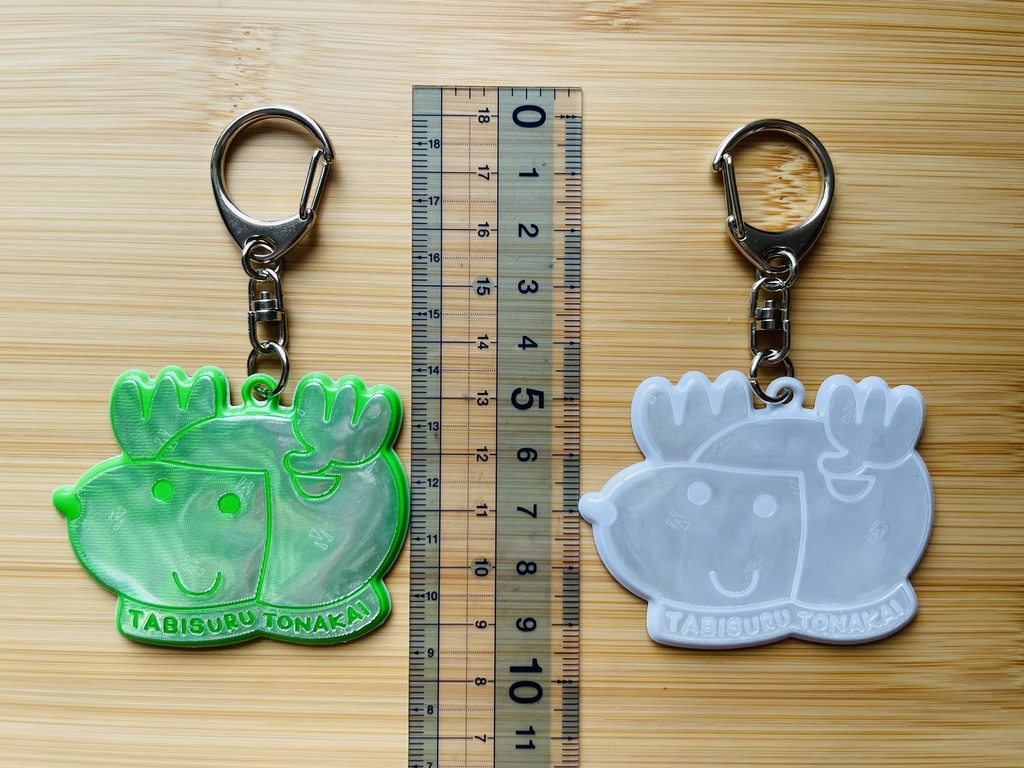 暗い夜道はピカピカのトナカイさんが役に立つのさ 反射板チャーム