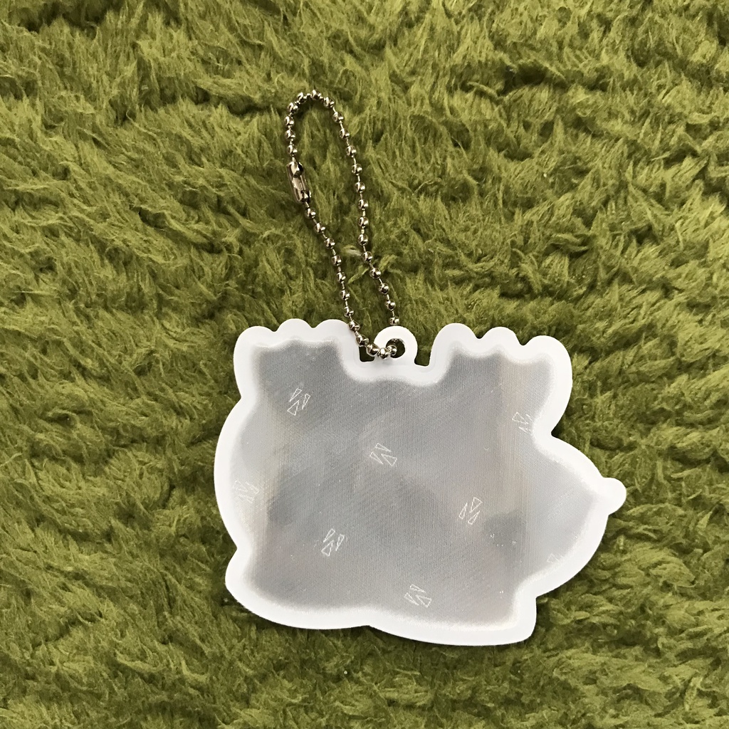 暗い夜道はピカピカのトナカイさんが役に立つのさ 反射板チャーム