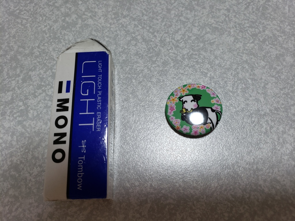 豆!のような牛君の缶バッジ全身