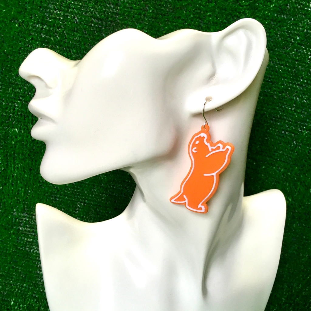 揉めてるマーモットに挟まれるピアス