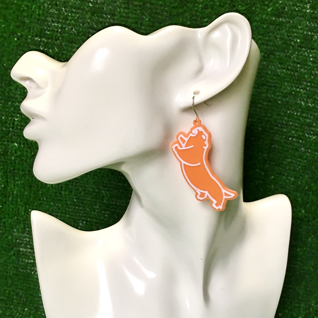 揉めてるマーモットに挟まれるピアス