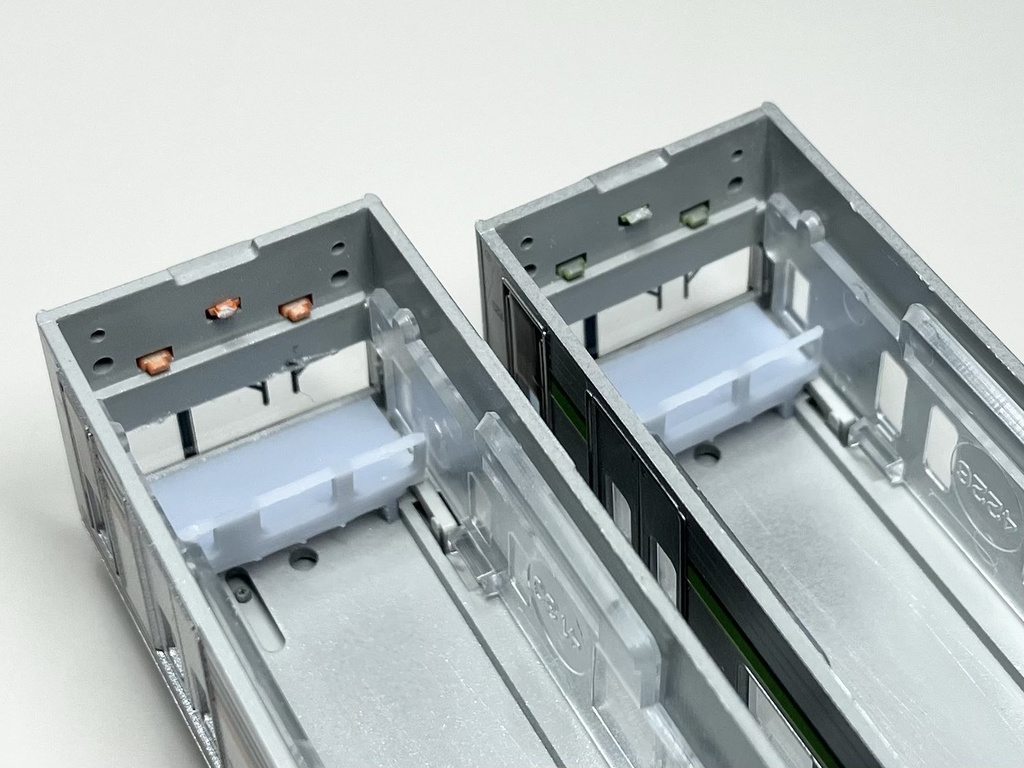 MR-1084 K社205系仕切り板A 小窓