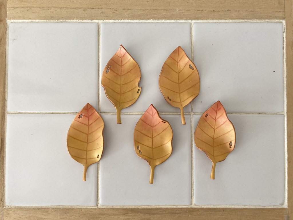 葉っぱブローチ