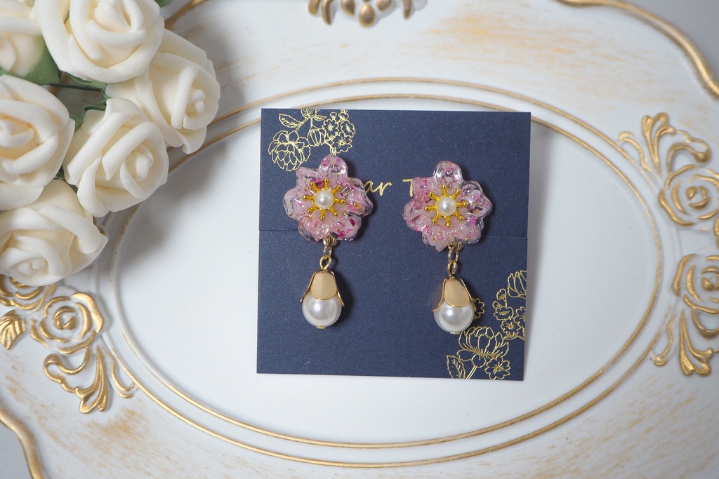 フラワーパールの揺らめき//ドライフラワーのレジンピアスorイヤリング