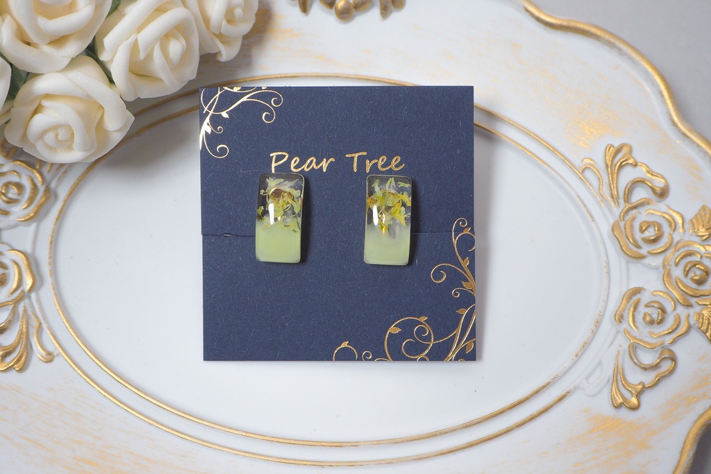 レクタングルフラワー//ドライフラワーのレジンピアスorイヤリング