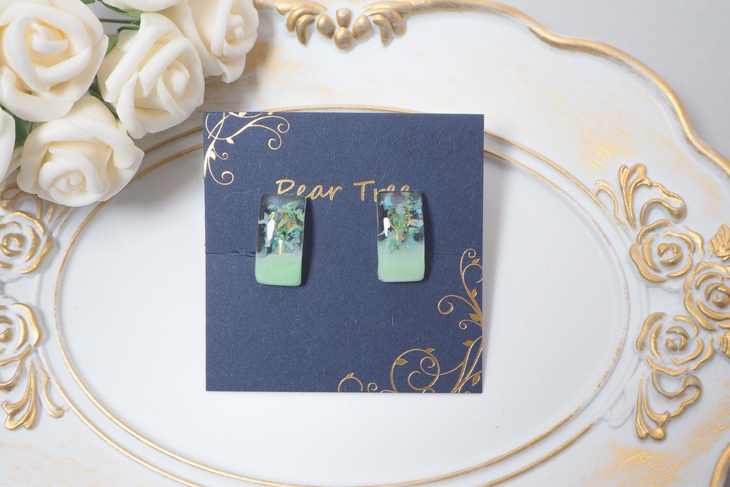 レクタングルフラワー//ドライフラワーのレジンピアスorイヤリング