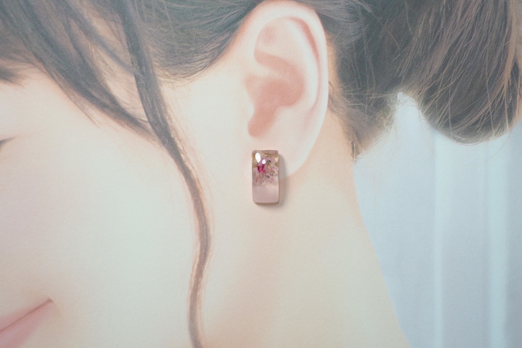 レクタングルフラワー//ドライフラワーのレジンピアスorイヤリング