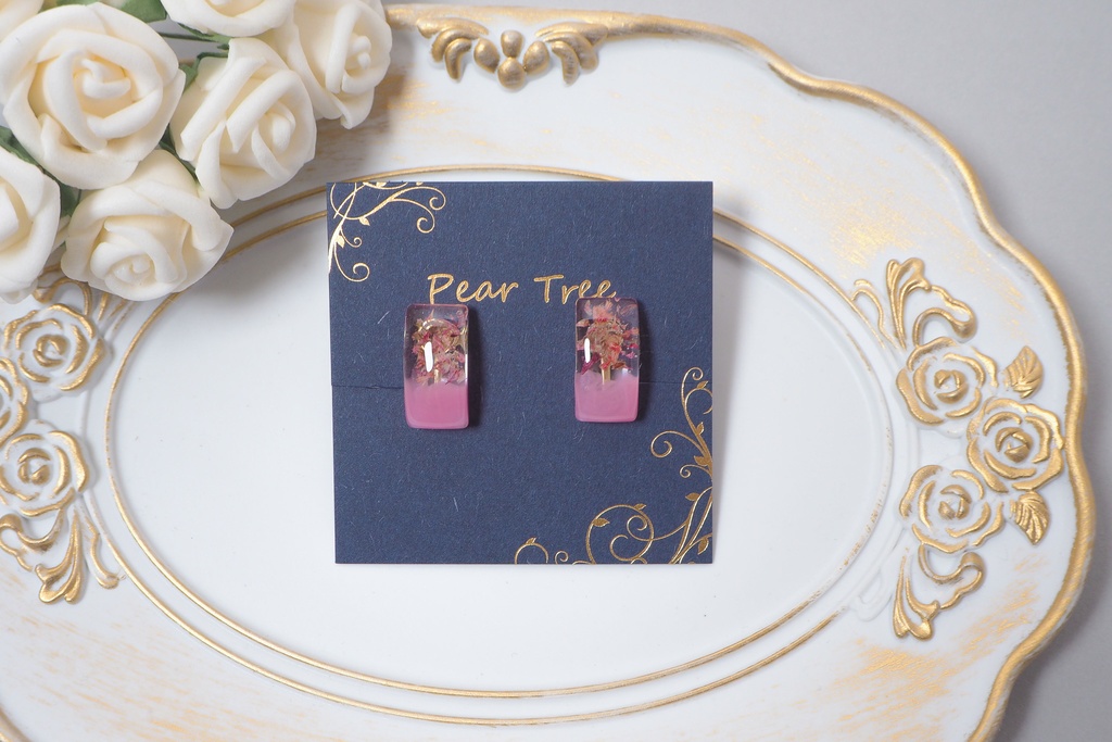 レクタングルフラワー//ドライフラワーのレジンピアスorイヤリング