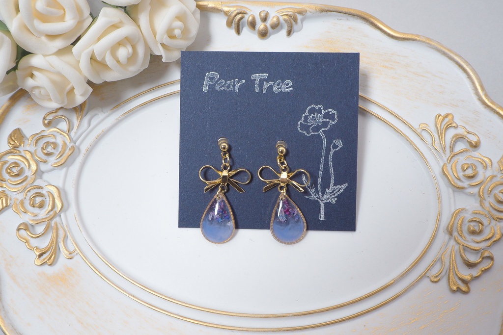 ドロップフラワー//ドライフラワーのレジンピアスorイヤリング