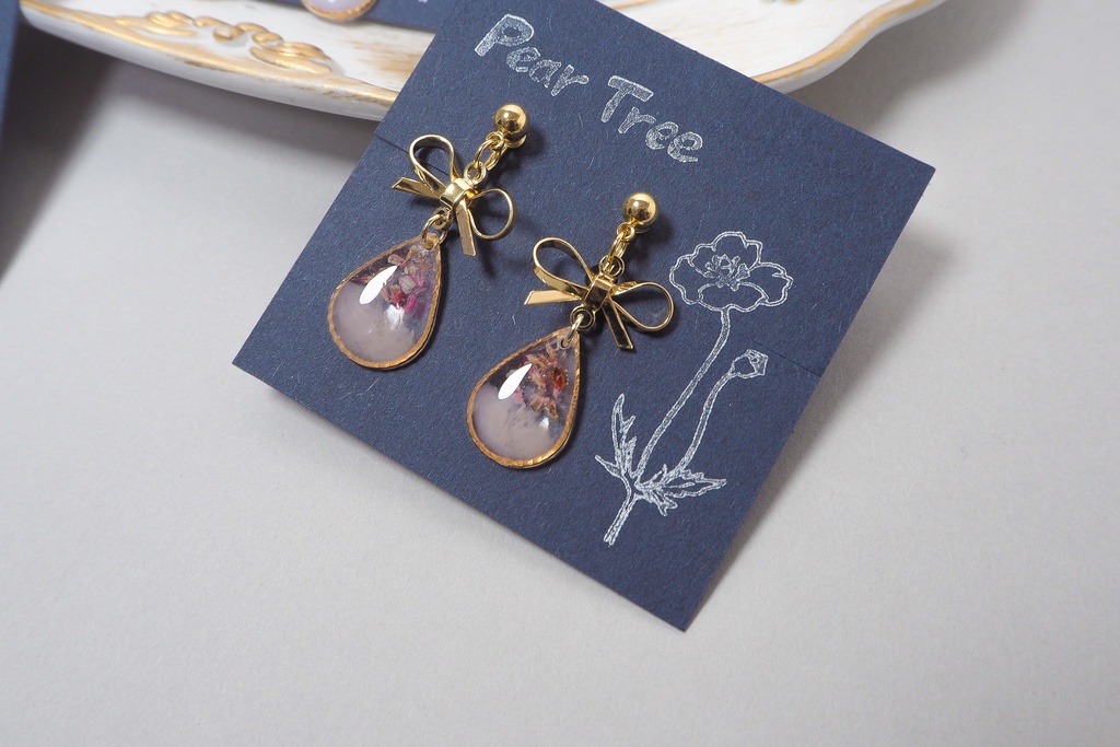 ドロップフラワー//ドライフラワーのレジンピアスorイヤリング
