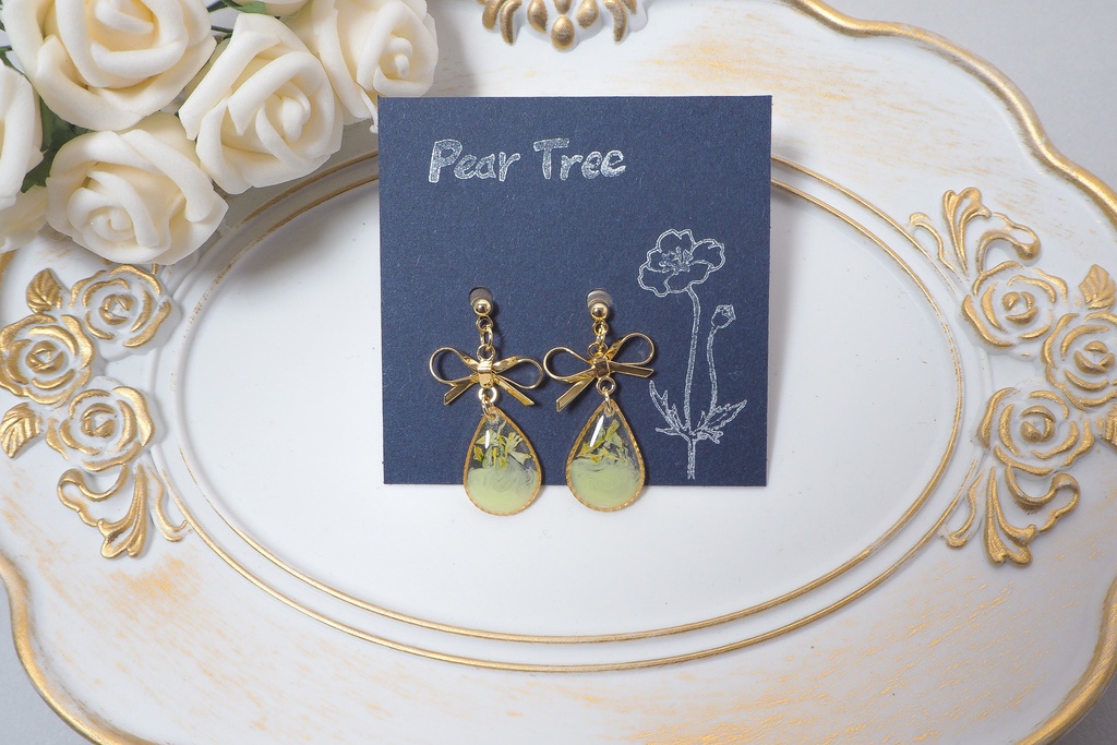 ドロップフラワー//ドライフラワーのレジンピアスorイヤリング