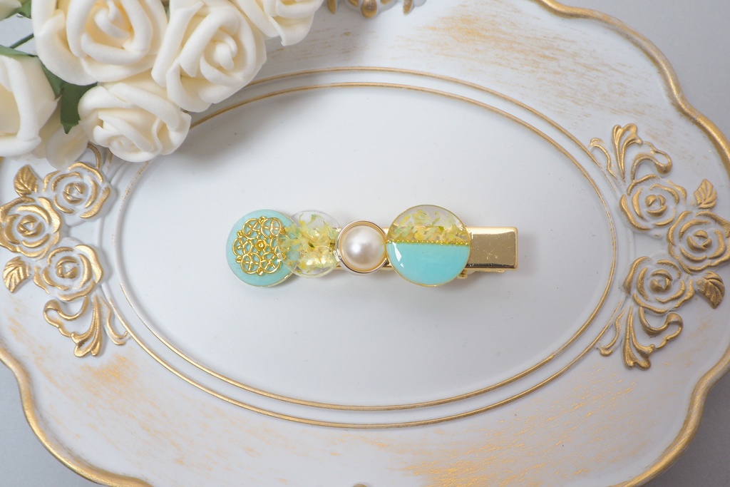 可憐の纏い//ドライフラワーのレジンヘアクリップ