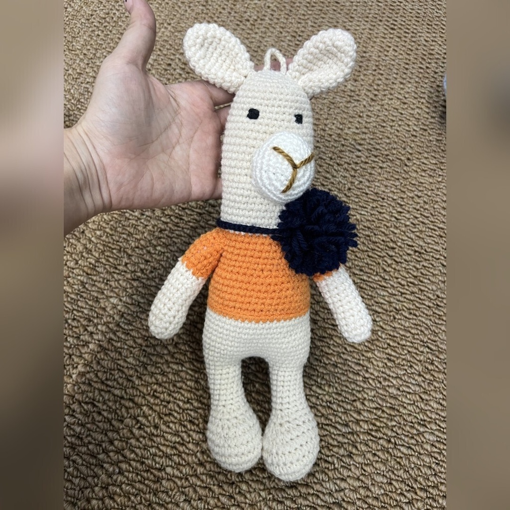 【受注生産】オレンジシャツのアルパカ|手編みの編みぐるみ(約23〜35cm)