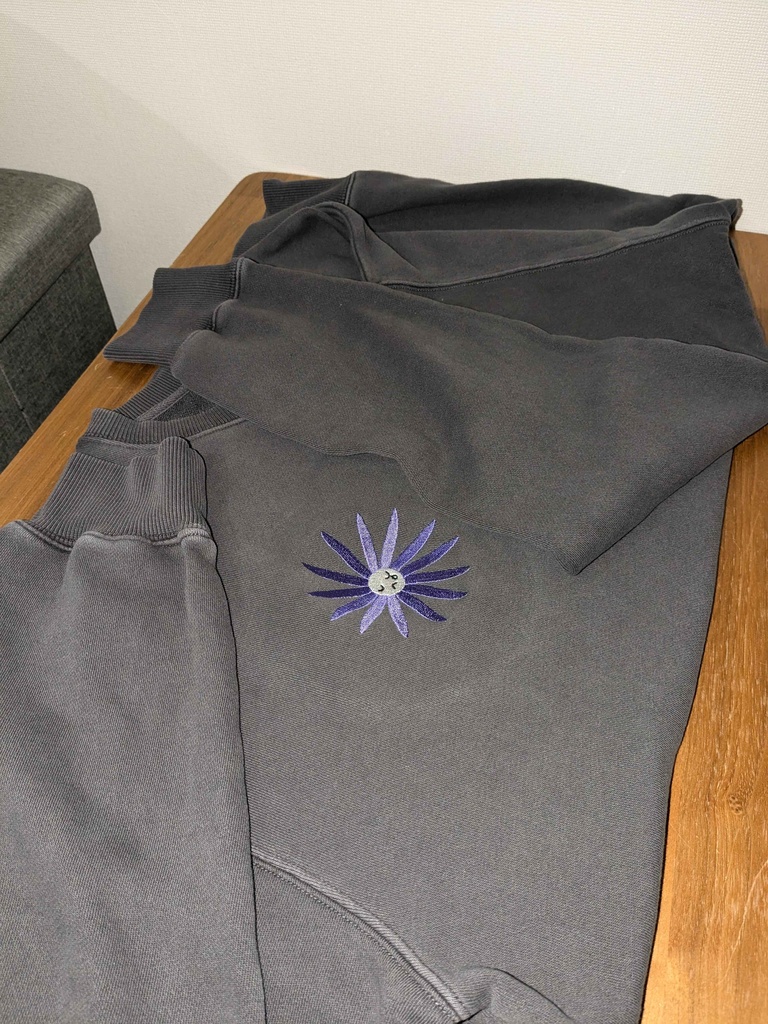 Suiu.7 オリジナルシオン刺繡 ピグメントスウェットシャツ