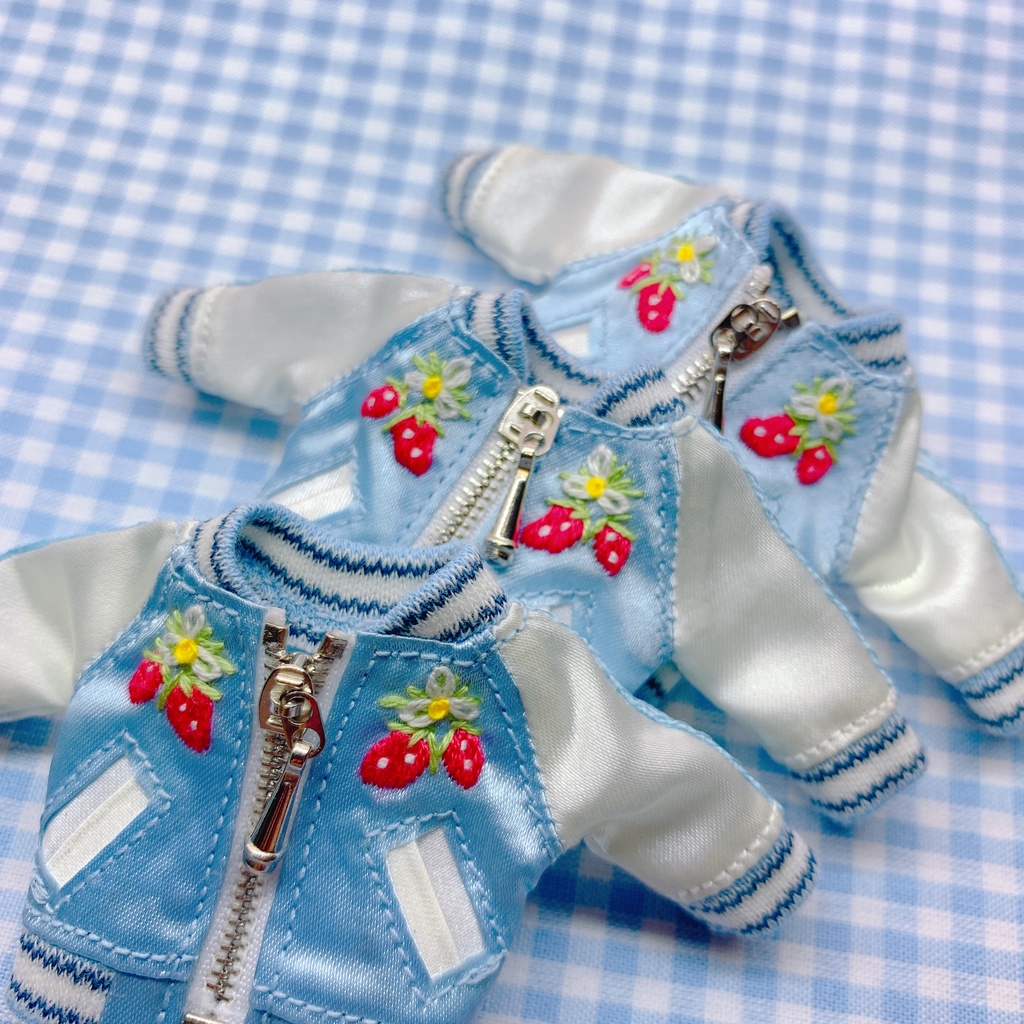 【オビツ11 outfit】苺刺繍スカジャン(サックス)