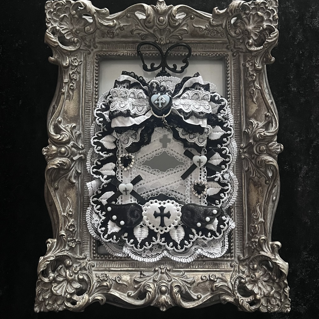 ꒰ঌ♱Noir et Blanc♱໒꒱〚B8サイズ〛トレカケースキーホルダー♱硬質ケース♱硬質ケースデコ♱ゴスロリ♱ゴシック♱推し活♱リボン♱十字架モチーフ♱コンカフェ♱トレカホルダー ♱ハンドメイド♱ブラック×ホワイト♱やみかわ