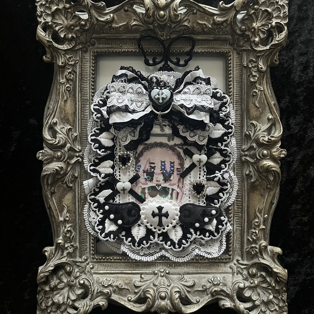 ꒰ঌ♱Noir et Blanc♱໒꒱〚B8サイズ〛トレカケースキーホルダー♱硬質ケース♱硬質ケースデコ♱ゴスロリ♱ゴシック♱推し活♱リボン♱十字架モチーフ♱コンカフェ♱トレカホルダー ♱ハンドメイド♱ブラック×ホワイト♱やみかわ