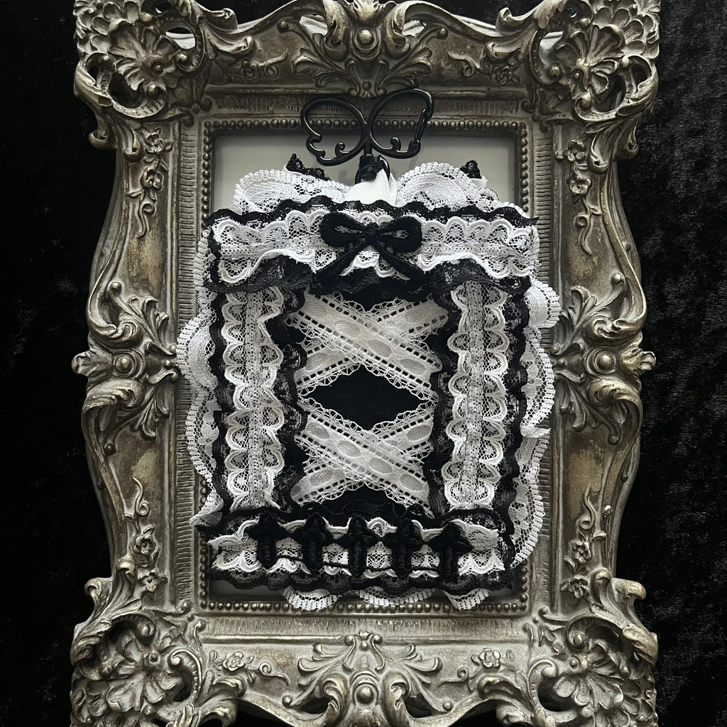 ꒰ঌ♱Noir et Blanc♱໒꒱〚B8サイズ〛トレカケースキーホルダー♱硬質ケース♱硬質ケースデコ♱ゴスロリ♱ゴシック♱推し活♱リボン♱十字架モチーフ♱コンカフェ♱トレカホルダー ♱ハンドメイド♱ブラック×ホワイト♱やみかわ