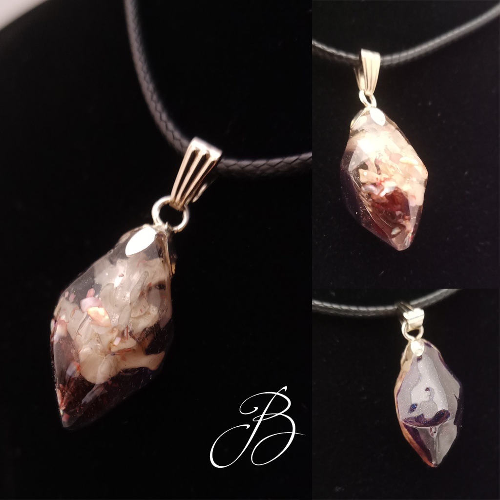 骨結晶のネックレス