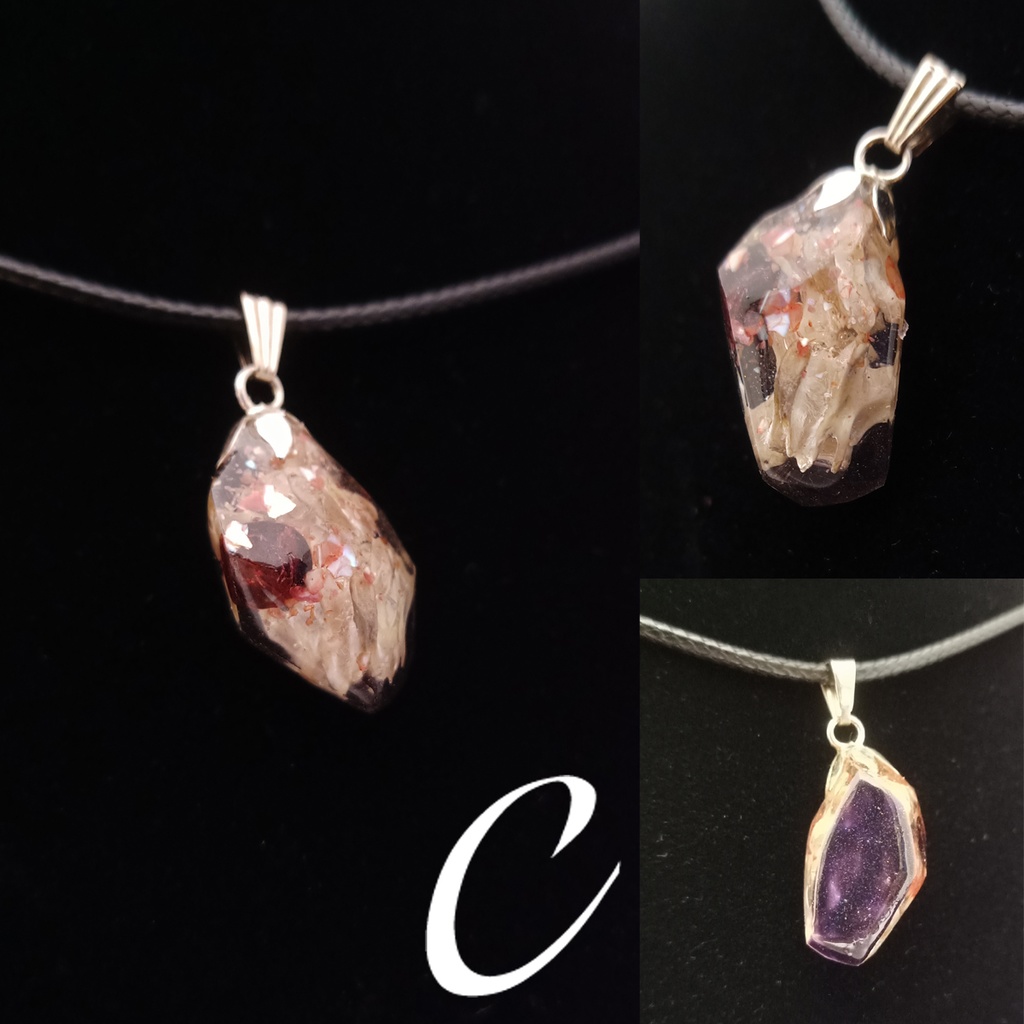 骨結晶のネックレス