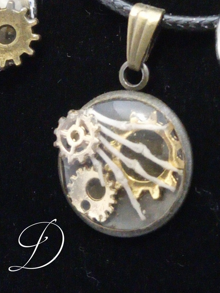 骨と歯車のペンダントネックレス
