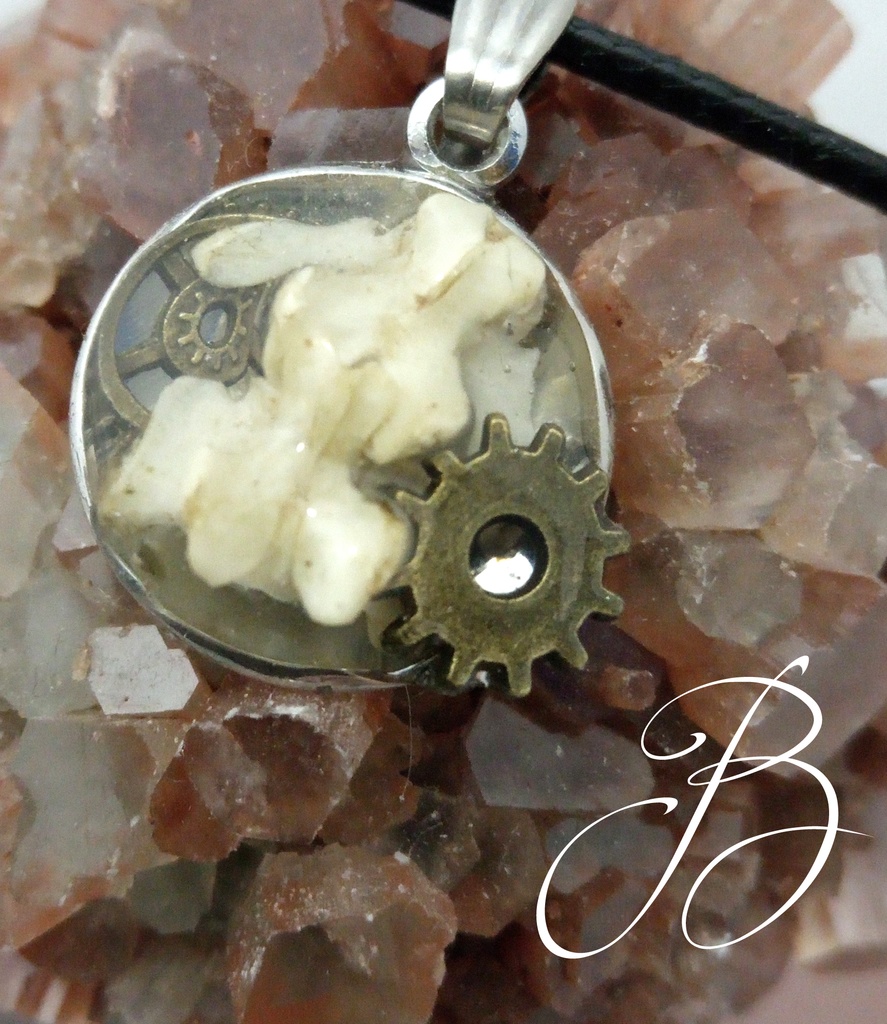 骨と歯車のペンダントネックレス