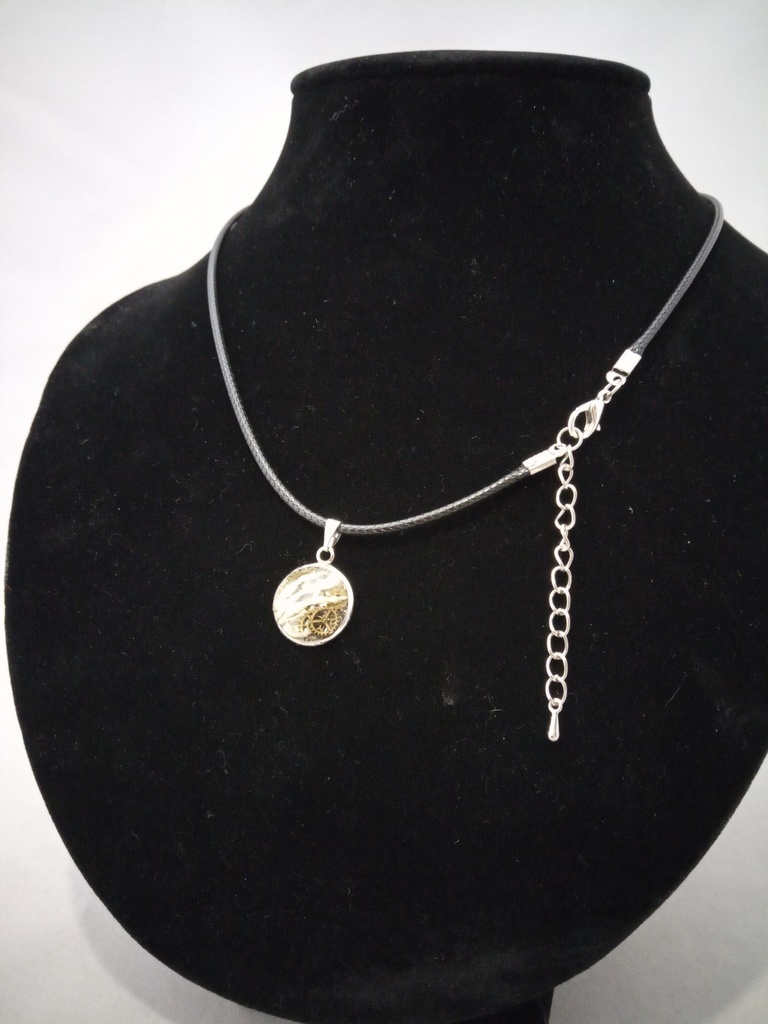 骨と歯車のペンダントネックレス