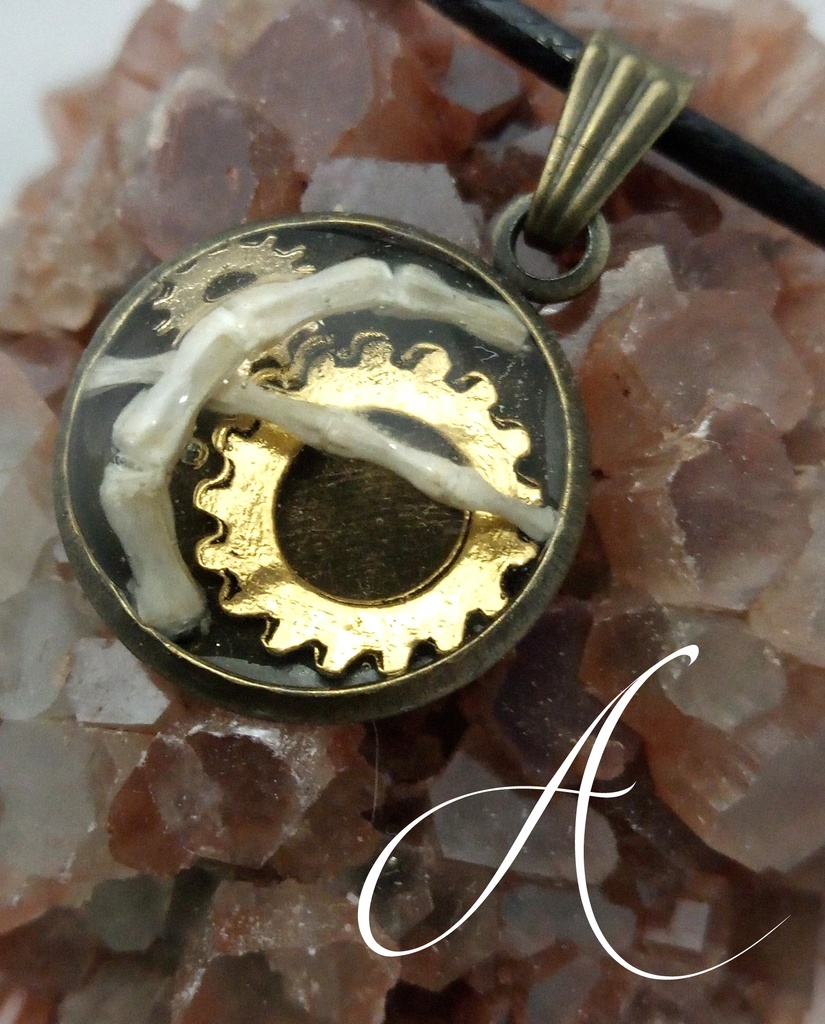 骨と歯車のペンダントネックレス