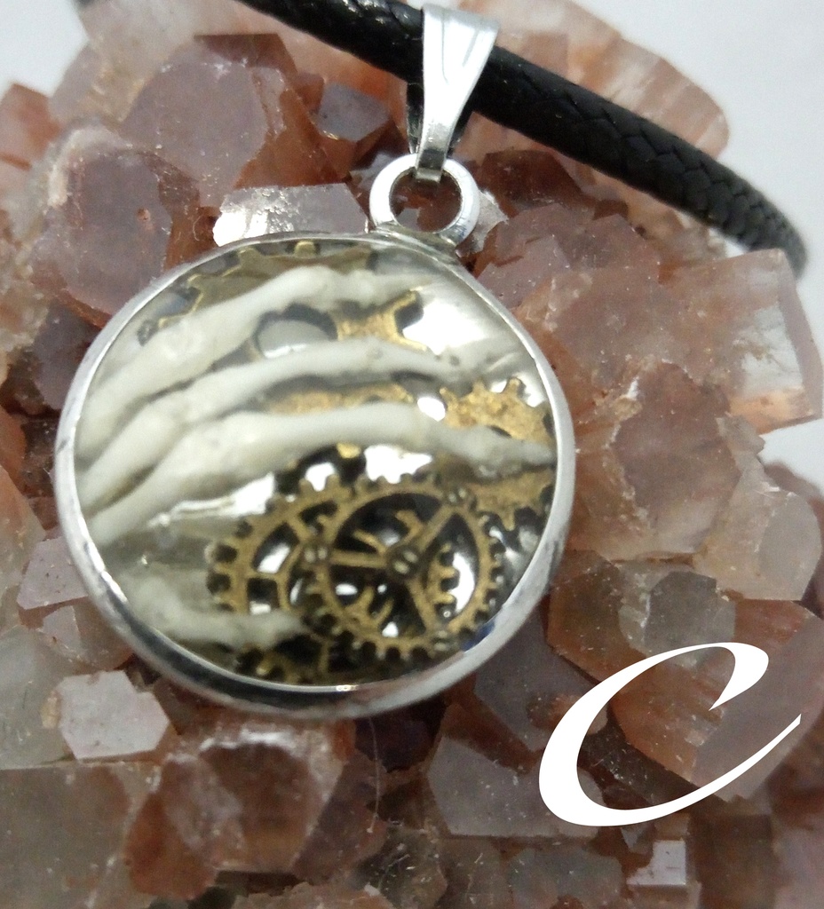 骨と歯車のペンダントネックレス