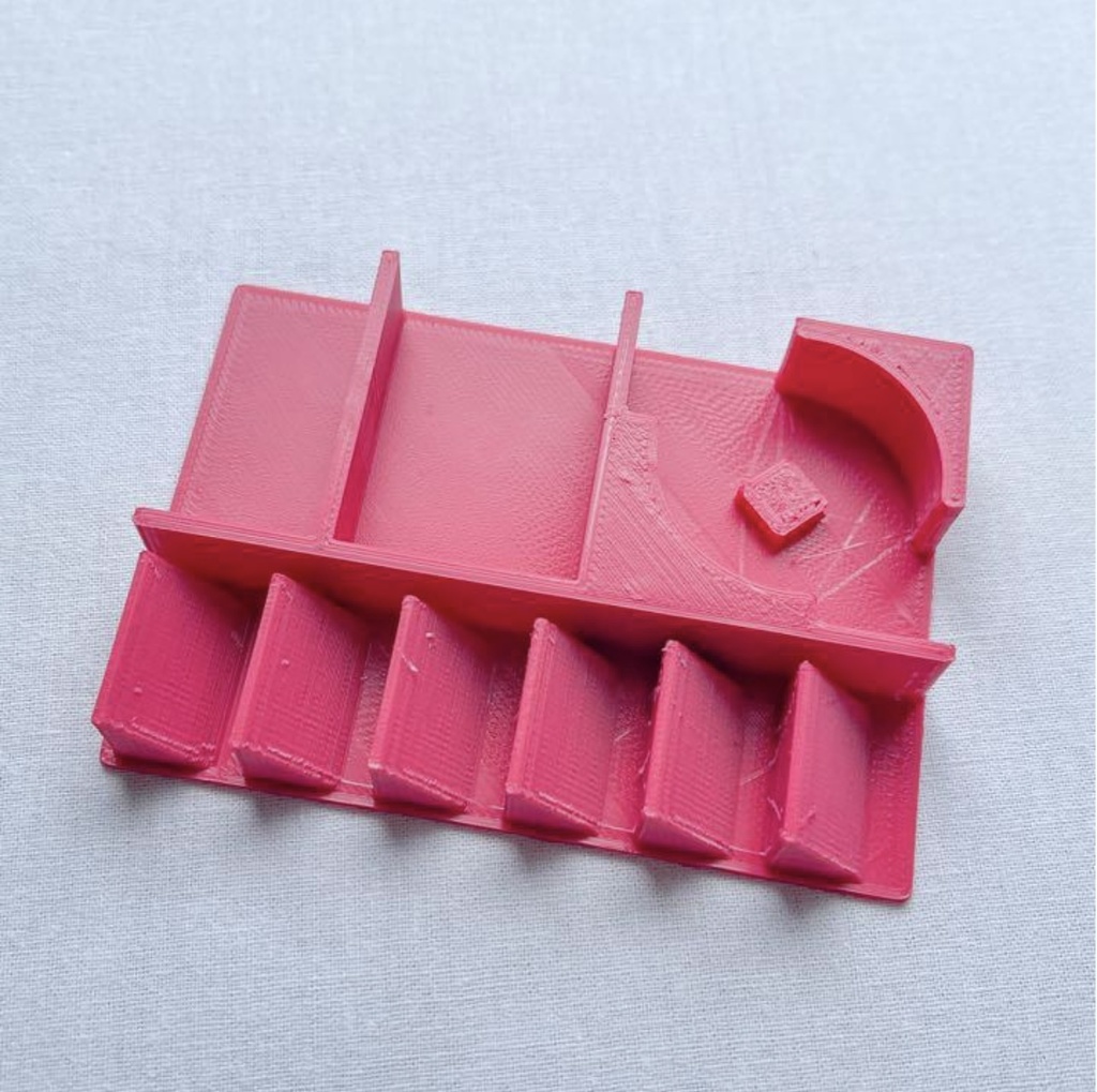 炎デッキにオススメ!濃いピンク色ポケカダメカンケース専用仕切り