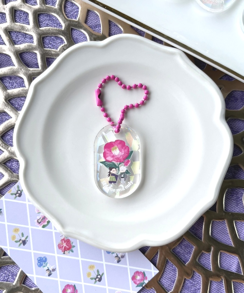 椿に似た山茶花（花と夏五アクキー）