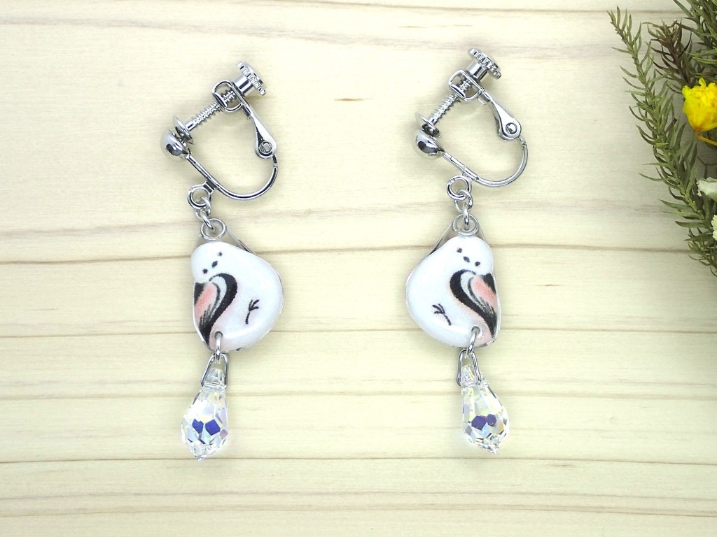 【イヤリング】ふりむきシマエナガ