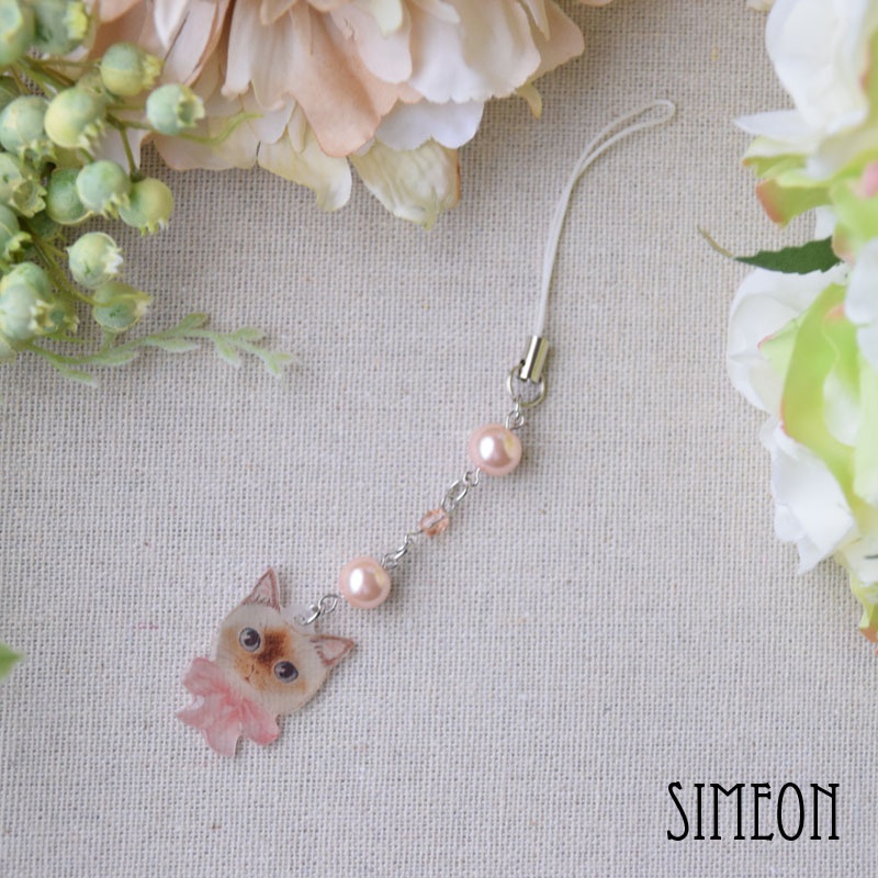 猫とガラスビーズのストラップ