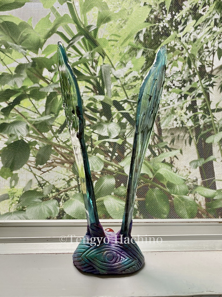 篭りの翅 "Caged Wings"