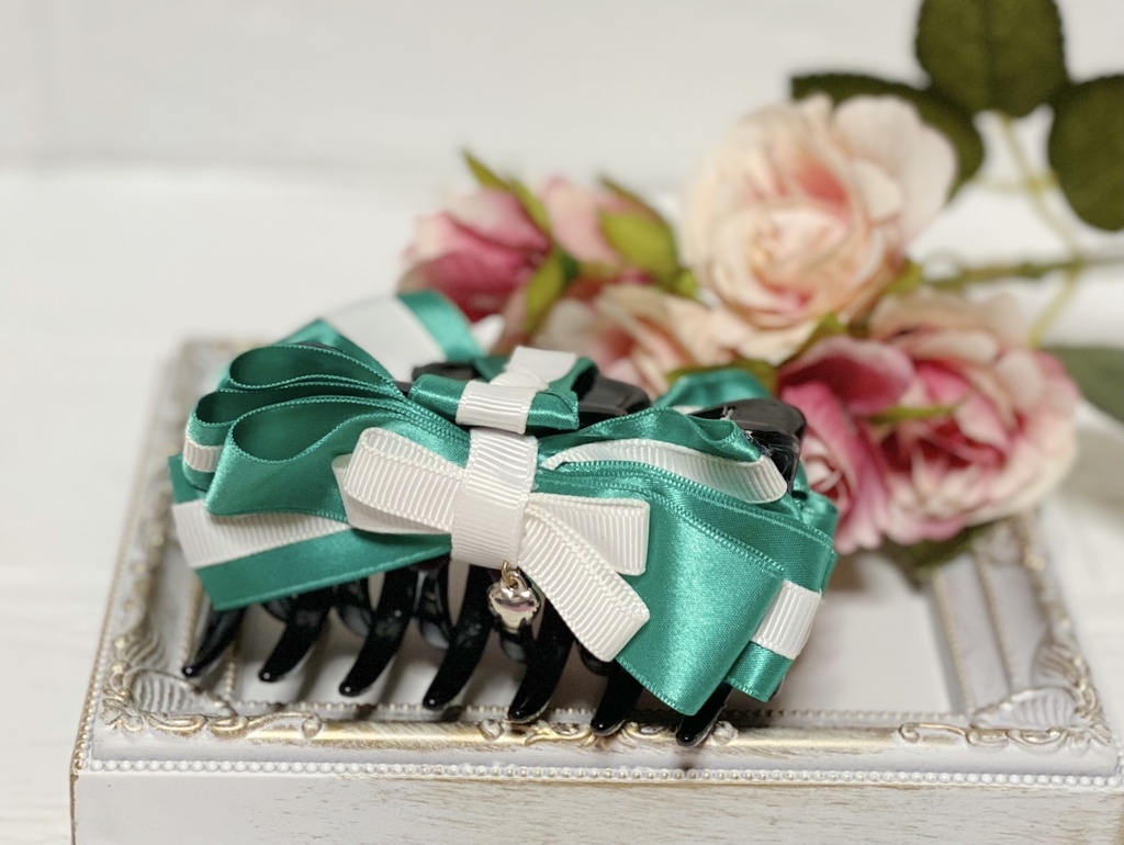 爽やかエメラルドグリーンのバンスクリップ