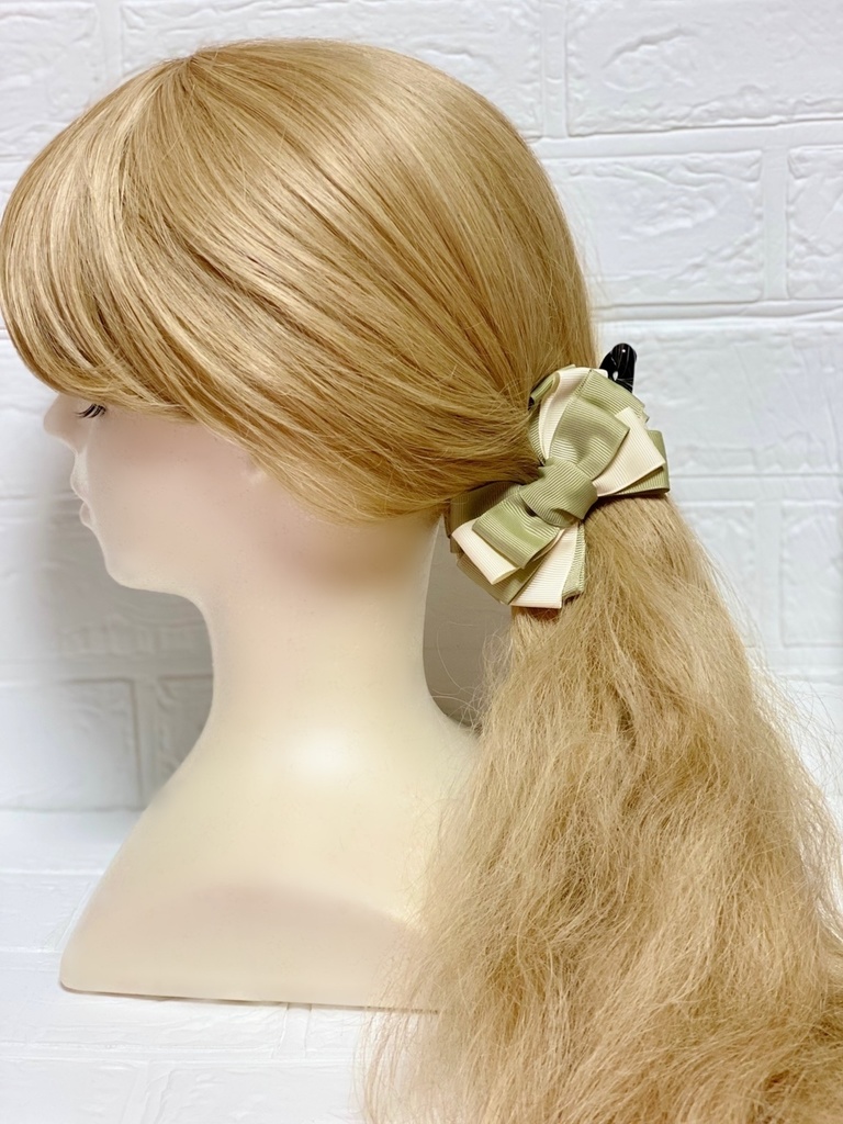 優しいカラーのリボンバナナクリップ