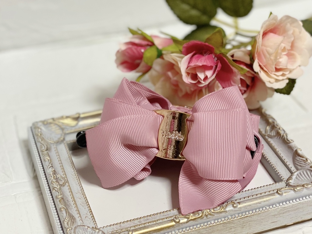 エレガントなゴールドバックルのリボンバナナクリップ