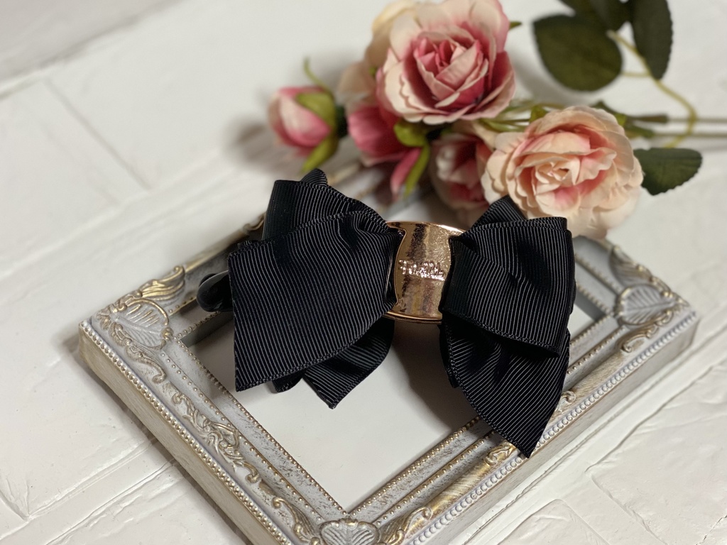 エレガントなゴールドバックルのリボンバナナクリップ