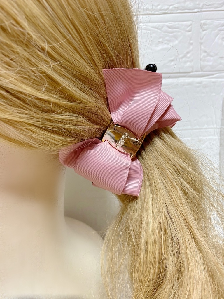 エレガントなゴールドバックルのリボンバナナクリップ