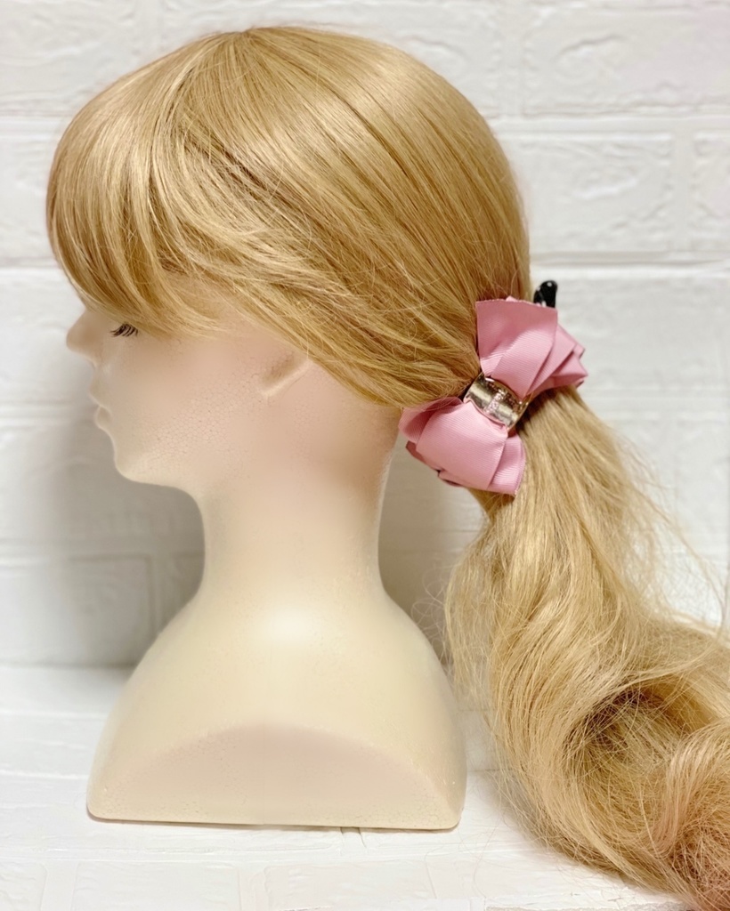 エレガントなゴールドバックルのリボンバナナクリップ