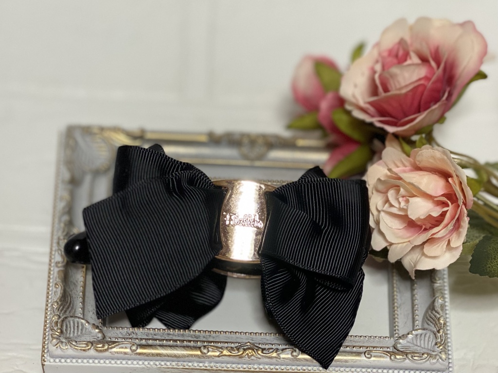 エレガントなゴールドバックルのリボンバナナクリップ