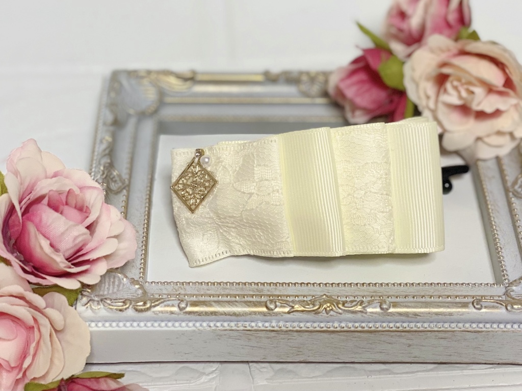 レースリボンのアーチ型クリップ